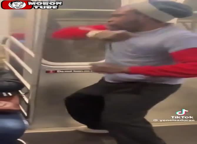 Video :An insane person in the metro pretends to strike other passengers
